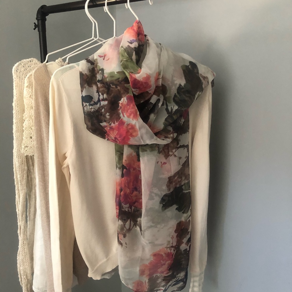 Sheer scarf. - Picture 2 of 4